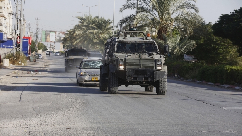 مصادرة قوات الاحتلال لسيارة بعد إطلاق الرصاص عليها