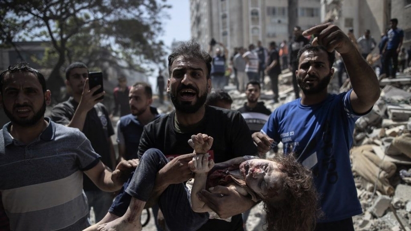 استخراج طفلة من أسفل الأنقاض بعد قصف غزة