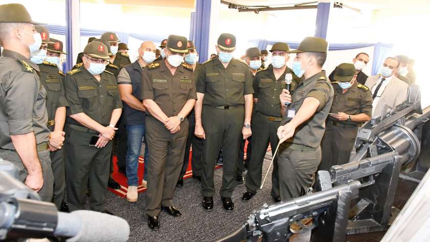 وزير الدفاع يتفقد إحدى الوحدات الفنية للأسلحة