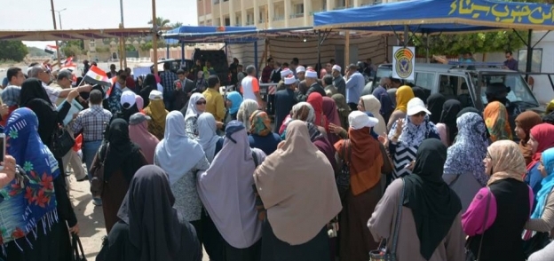 أهالى سيناء يتحدون الإرهاب ويذهبون للإدلاء بأصواتهم فى الانتخابات