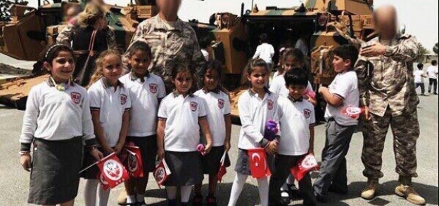 أطفال قطر يرفعون الأعلام التركية