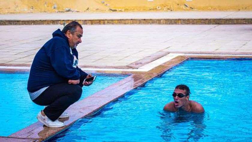 السباح أحمد أسامة ومدربه خالد شلبي