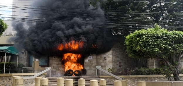 محتجون النار في بوابة دخول السفارة الأمريكية وسط عاصمة البلاد "تيجوسيجالبا"