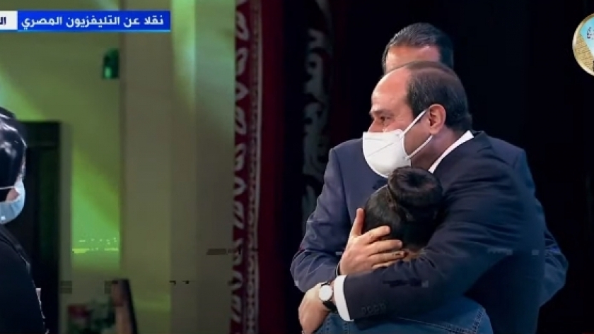 الرئيس عبد الفتاح السيسي يحتضن ابنه الشهيد بسام نجيب
