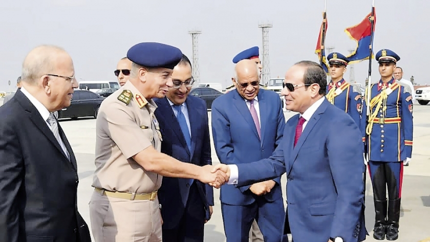 الرئيس السيسى لدى وصوله مطار القاهرة صباح اليوم وفى استقباله كبار رجال الدولة