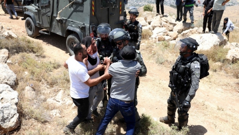 قوات الاحتلال الإسرائيلي تواصل ممارساتها الاستفزازية بالمناطق الفلسطينية
