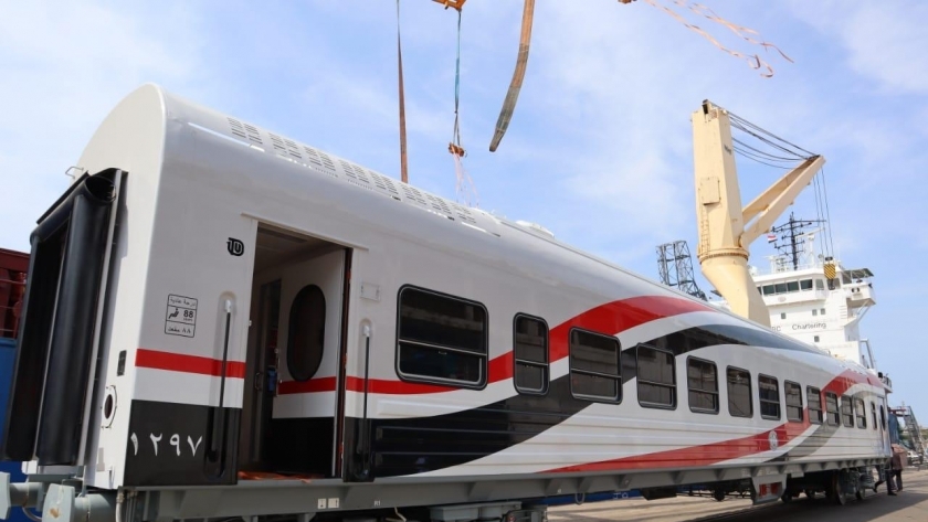 وزير النقل يعلن وصول 52 عربة سكة حديد جديدة للركاب إلى ميناء الإسكندرية