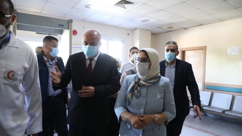 وزيرة الصحة تتفقد مستشفى قفط المركزي: ادعموا مرضى كورونا نفسيا (صور)