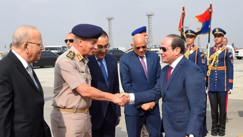 الرئيس يصل مطار القاهرة