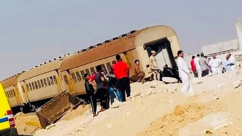 حادث قطار العلمين وتجمع المواطنين على شريط السكة الحديد بعد توقف الخط