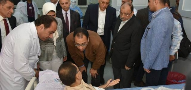 بالصور| رئيس الوزراء يزور مرضى الغسيل الكلوي بمستشفى ههيا المركزي