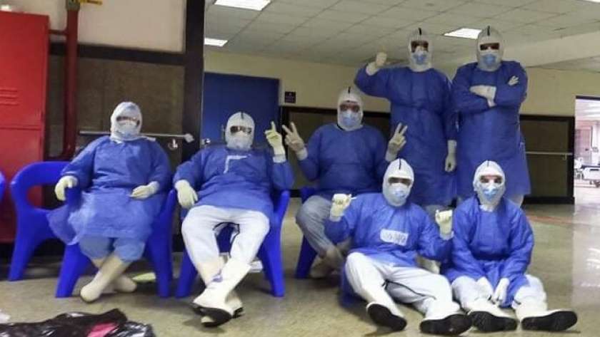 أعضاء الفريق الطبي في إحدى مستشفيات العزل