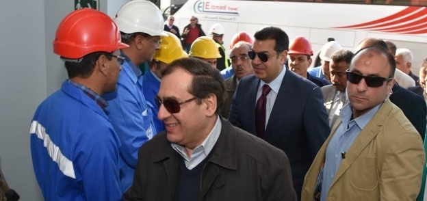 وزير البترول خلال زيارته لإحدي معامل التكرير