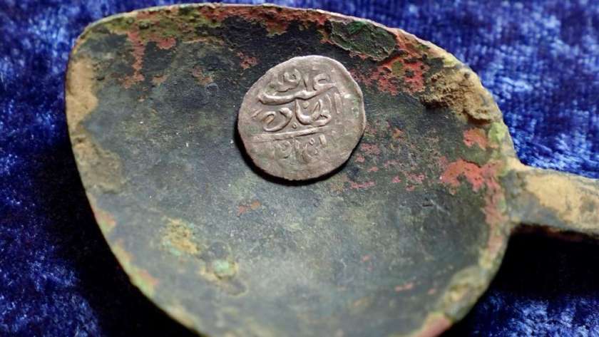 إحدى قطع العملات المكتشفة