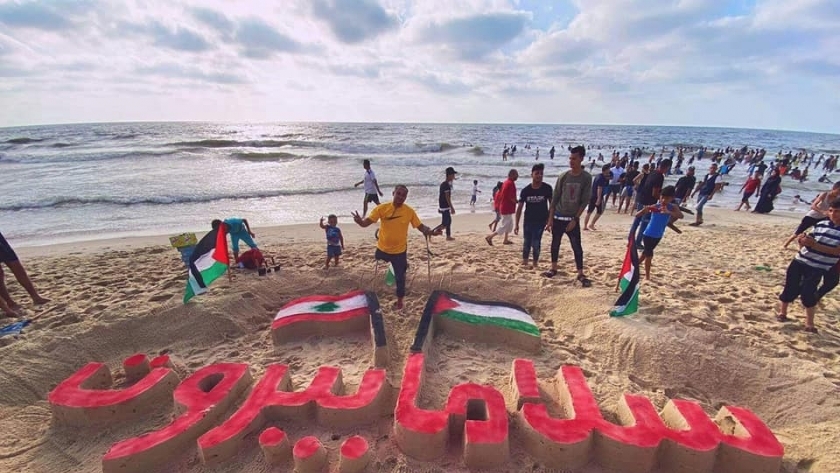 عبارة سلاما بيروت على شاطئ غزة