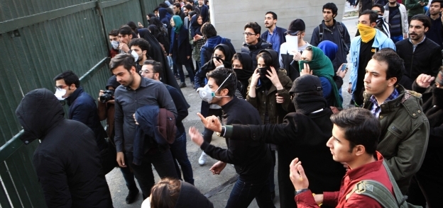 طلاب فى جامعة طهران خلال التظاهر