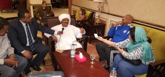 السفير السوداني خلال استقبال الفريق أمس