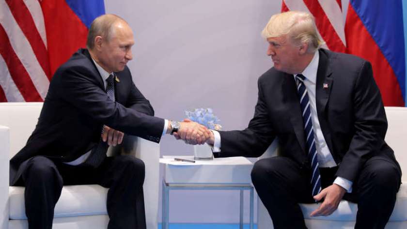لقاء سابق بين الرئيس الروسي بوتين والرئيس الأمريكي السابق ترامب