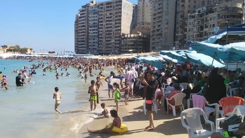 زحام على شواطئ الإسكندرية هربا من ارتفاع درجات الحرارة