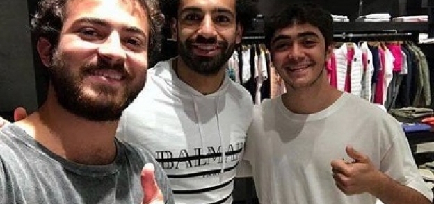 «صلاح» فى صورة مع اثنين من معجبيه اللبنانيين