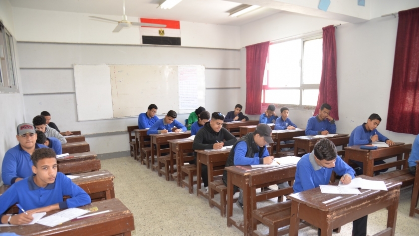 طلاب يؤدون الامتحان داخل اللجان