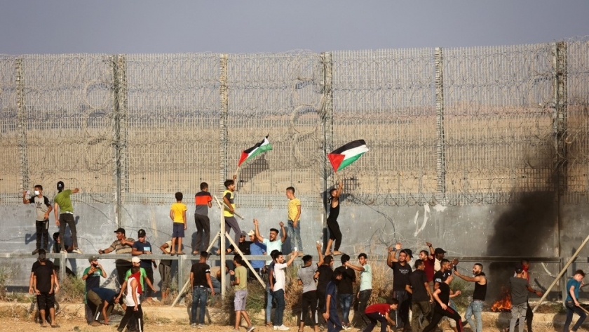 مظاهرات فلسطينية بالقرب من الجدار العازل