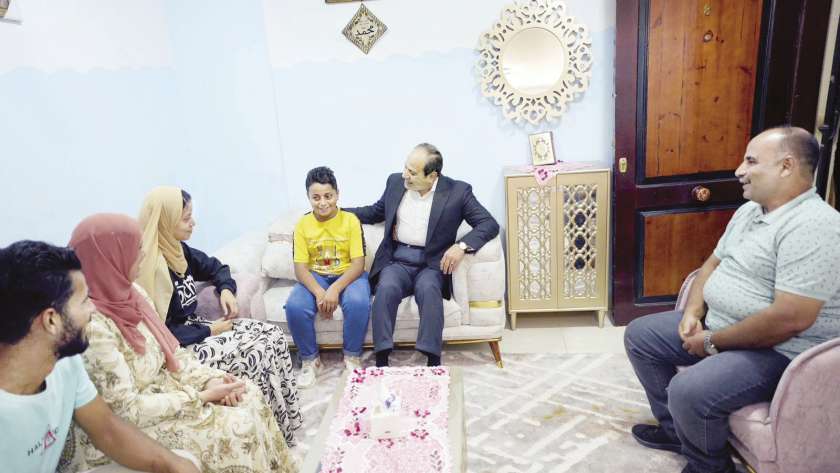 الرئيس يستمع إلى حديث أسرة على هامش زيارته لمحافظة بنى سويف