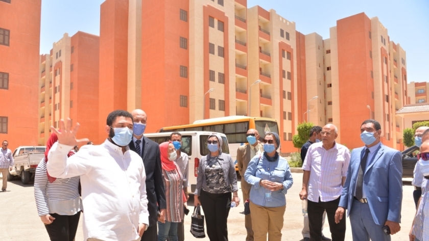 نائب رئيس جامعة أسيوط يتفقد العمارات السكنية بمدينة الرحاب المطروحةلأعضاء صندوق التأمين
