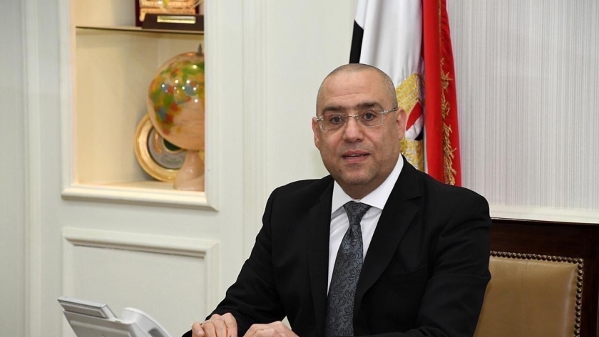 وزير الإسكان يستعرض إنجازات الدولة المصرية في ملف العمران مع نظيره الانجولي