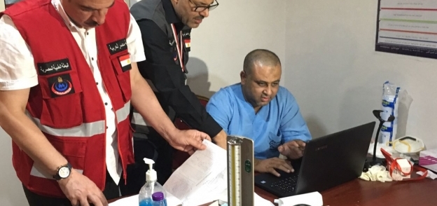 الدكتور عمرو قنديل والدكتور على محروس، خلال تفقد عيادات مكة المكرمة