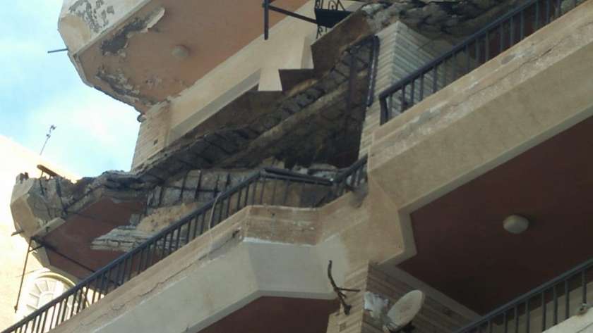 انهيار بلوكتين غرب الإسكندرية تأثرًا بالطقس السئ بدون إصابات