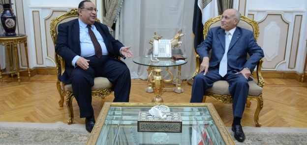 الدكتور محمد سعيد العصار وزير الدولة للإنتاج الحربي وماجد نجم رئيس جامعة حلوان