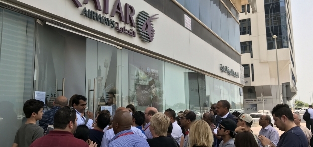زحام أمام مكتب الخطوط القطرية في الإمارات بعد قرار المقاطعة «أ. ف. ب»