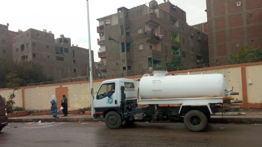 تمركز معدات شفط مياه الأمطار ومراجعة شاملة للبالوعات بشوارع الجيزة
