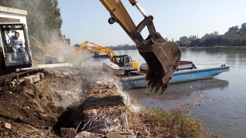 من عمليات إزالة التعديات على نهر النيل