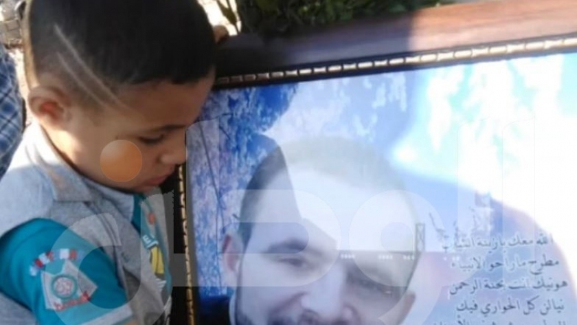 نجل الشاب السوري يبكى علة قبره