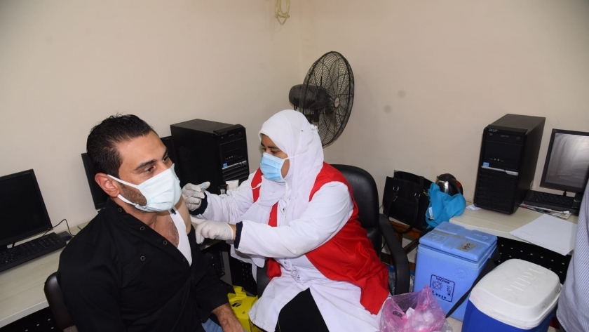 جانب من تطعيم احد العاملين في ديوان عام محافظة مطروح