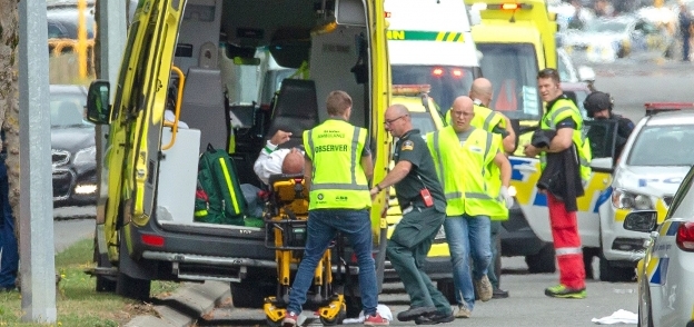 صورة لانقاذ مصابي حادث نيوزيلندا