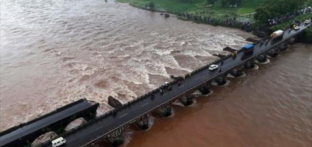سقوط حافلتين في نهر غرب الهند بعد انهيار جسر