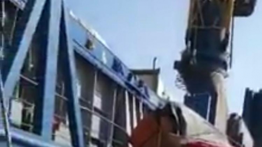 سقوط شاحنة بضائع بميناء سفاجا