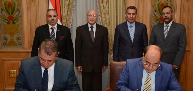 محافظ كفر الشيخ اثناء توقيع بروتوكول التعاون