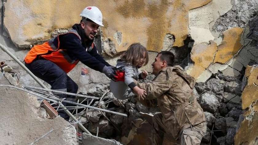 هزات أرضية سوريا- انقاذ طفلة