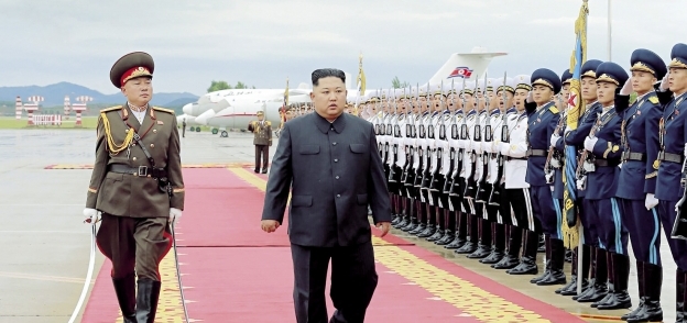 رئيس كوريا الشمالية لحظة مغادرته المطار لسنغافورة «أ.ف.ب»