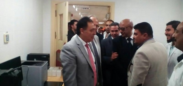 وزير الصحة يتفقد مستشفى سيوة ويمنح العاملين مكافأة شهر