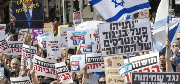 بالصور| آلاف الإسرائيليين يتظاهرون ضد نتنياهو في تل أبيب: "المجرم"