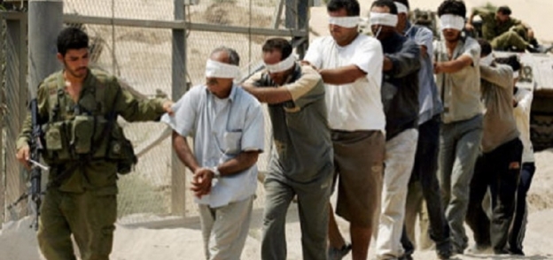 قوات الاحتلال الإسرائيلي تعتقل فلسطينيين - صورة أرشيفية
