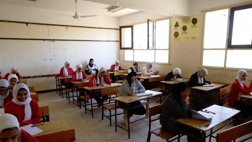 طالبات الشهادة الإعدادية يؤدون امتحان اللغة الإنجليزية داخل اللجان