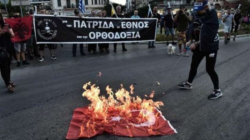 حرق العلم التركي أمام كنيسة "آيا صوفيا" اليونانية