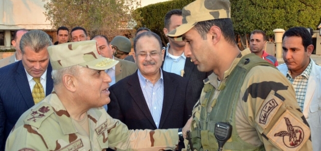 وزيرا «الدفاع» و«الداخلية» خلال تفقد الحالة الأمنية بمدينة العريش