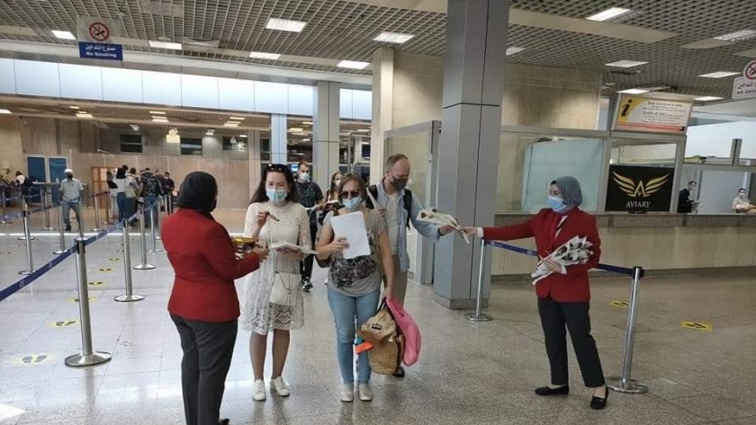 سياح أجانب اثناء تواجدهم بمطار شرم الشيخ أمس الأول